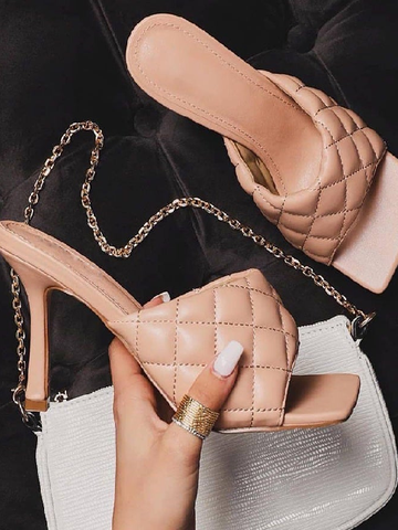 Клетчатые босоножки на высоком каблуке